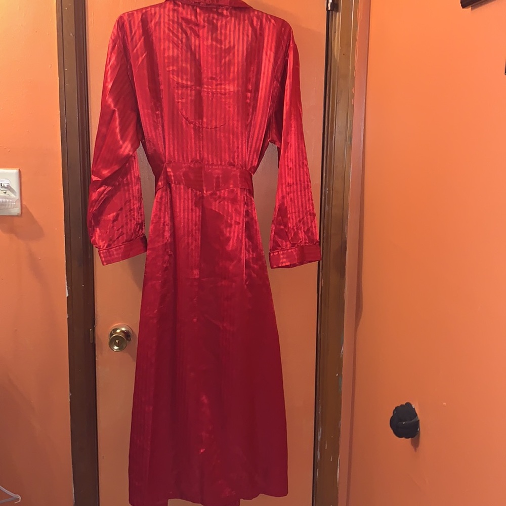 Intimate Essentials Robe w/ pockets Size Medium - Picture 3 of 3